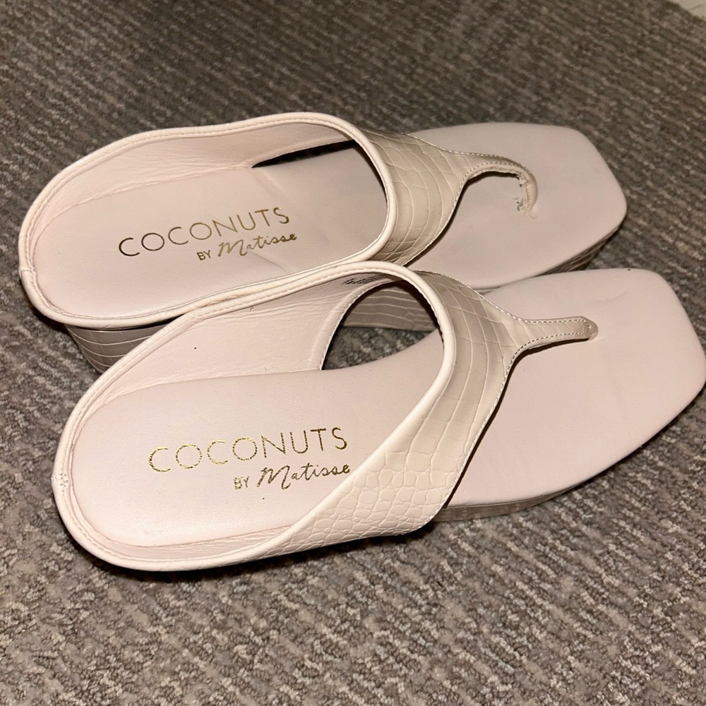 Coconut by Matisse croc lyric wedge size 8